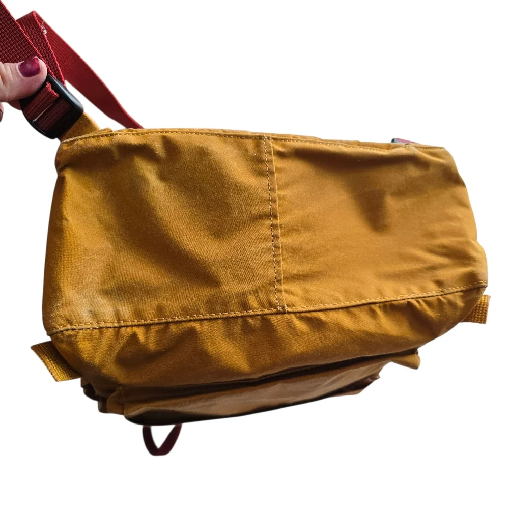 Fjallraven | Kanken Classic Backpack for Everyday | Acorn/Ox Red - Picture 13 of 14